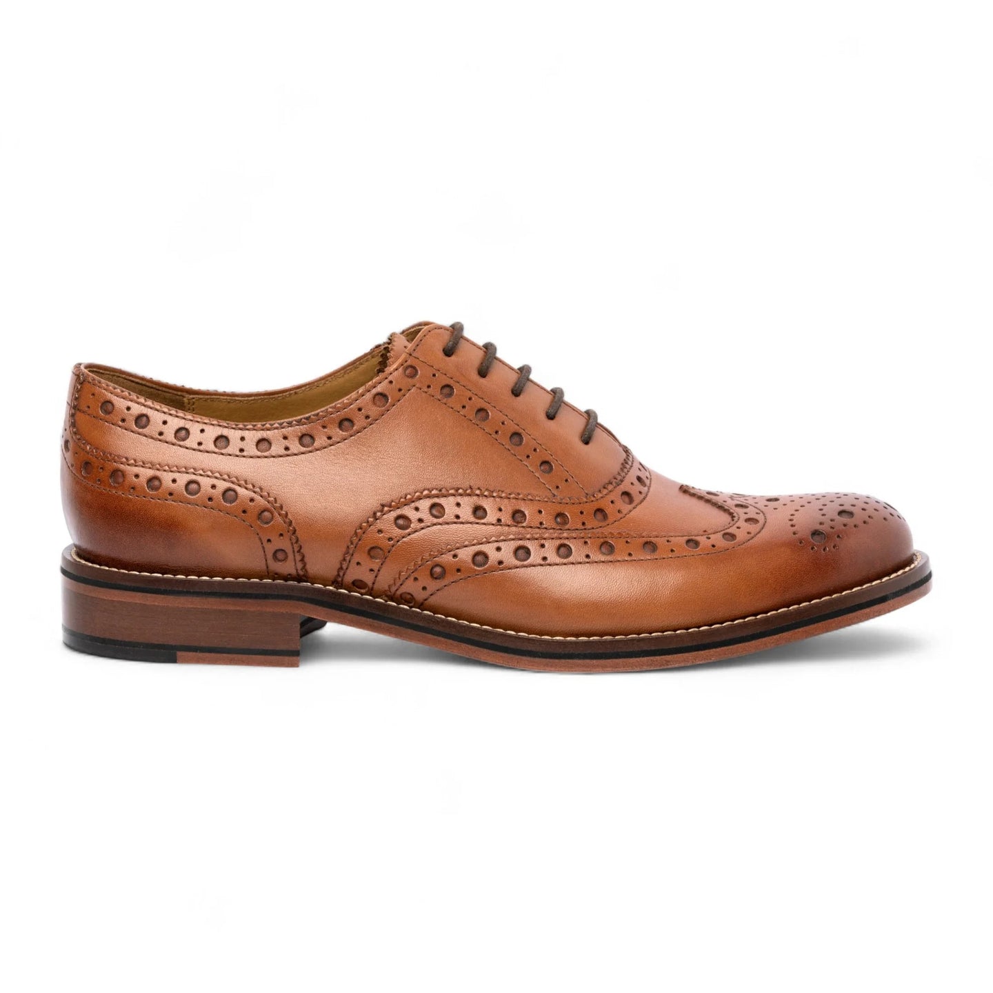 Scarpe Oxford brogue da uomo in pelle marrone chiaro con punta a coda di rondine.