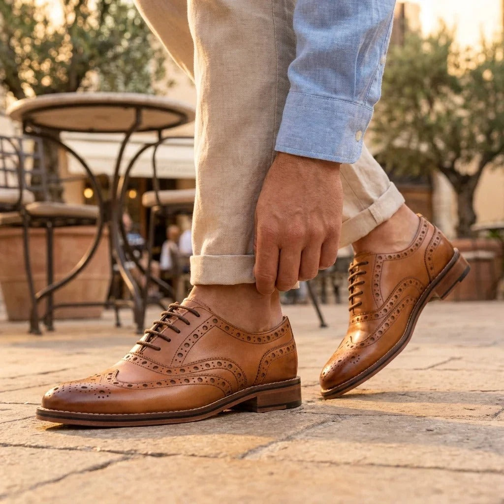 Scarpe Oxford brogue da uomo in pelle marrone chiaro con punta a coda di rondine.