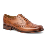 Scarpe Oxford brogue da uomo in pelle marrone chiaro con punta a coda di rondine.
