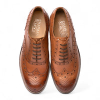 Scarpe Oxford brogue da uomo in pelle marrone chiaro con punta a coda di rondine.