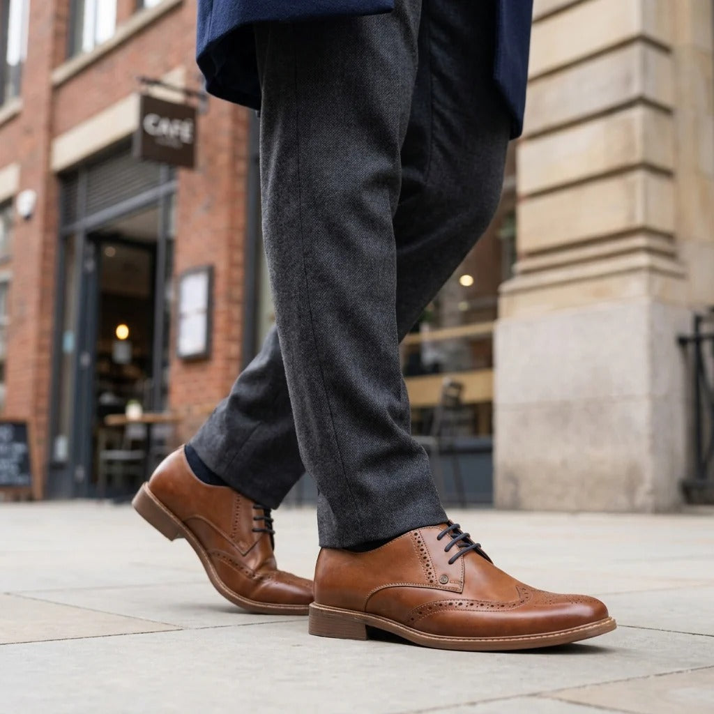 Scarpe eleganti Oxford Brogue da uomo in pelle marrone chiaro con punta a coda di rondine.
