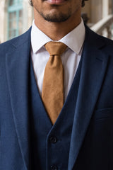 Cravatta da uomo in pelle scamosciata color cuoio