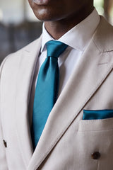 Set da uomo color verde acqua con cravatta, fazzoletto da taschino e gemelli.