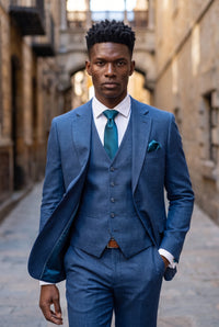 Set da uomo color verde acqua con cravatta, fazzoletto da taschino e gemelli.