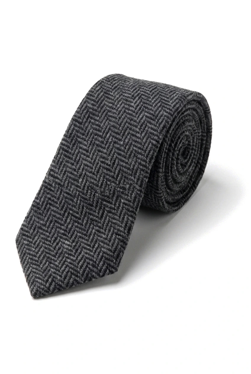 Set cravatta e fazzoletto da uomo in tweed color antracite, classico motivo British Heritage in lana a spina di pesce