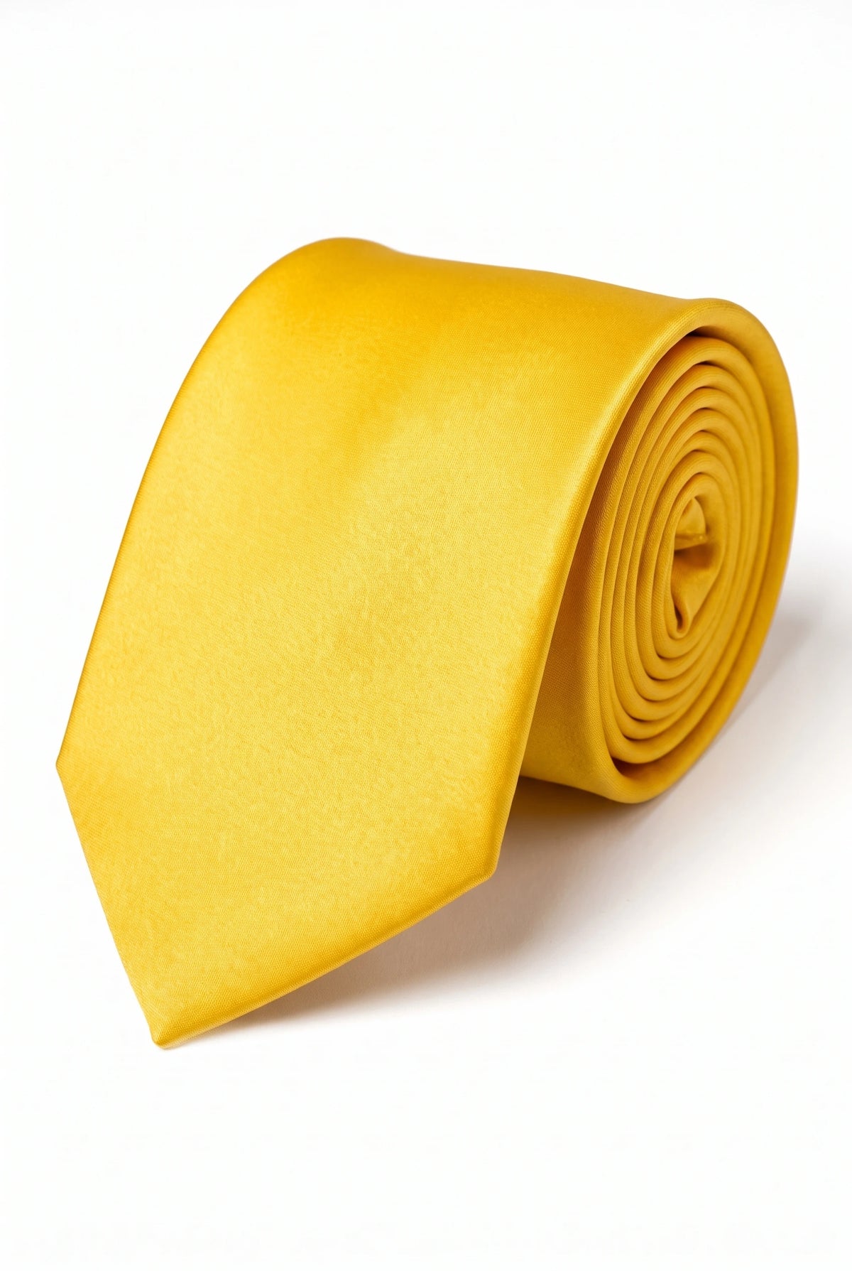 Set da uomo giallo con cravatta, fazzoletto da taschino e gemelli.