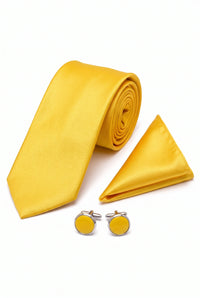 Set da uomo giallo con cravatta, fazzoletto da taschino e gemelli.