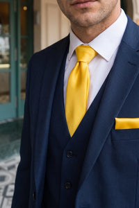 Set da uomo giallo con cravatta, fazzoletto da taschino e gemelli.