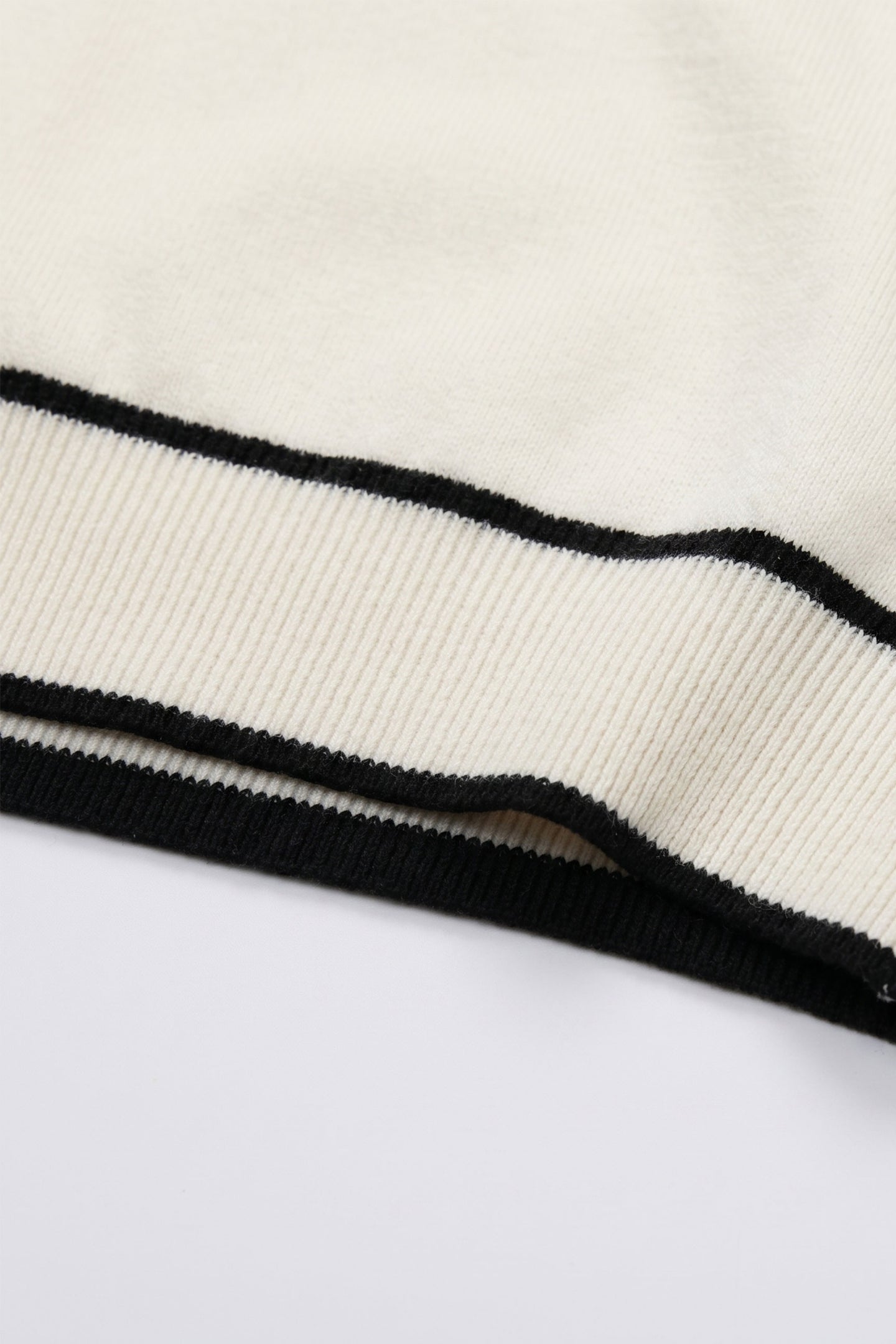T-shirt da uomo Off-White in maglia, vestibilità regolare, girocollo con finiture a contrasto.
