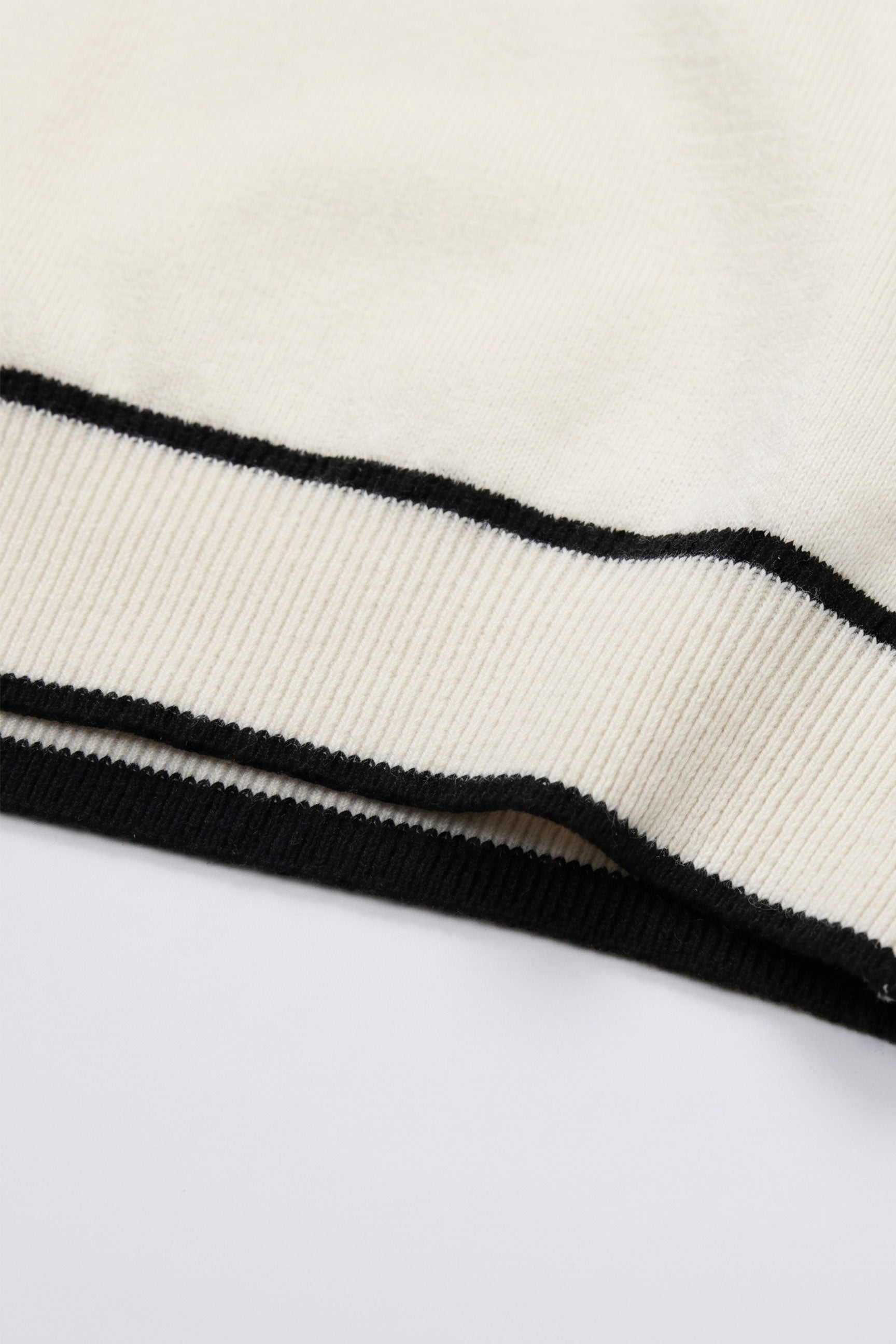 T-shirt da uomo Off-White in maglia, vestibilità regolare, girocollo con finiture a contrasto.