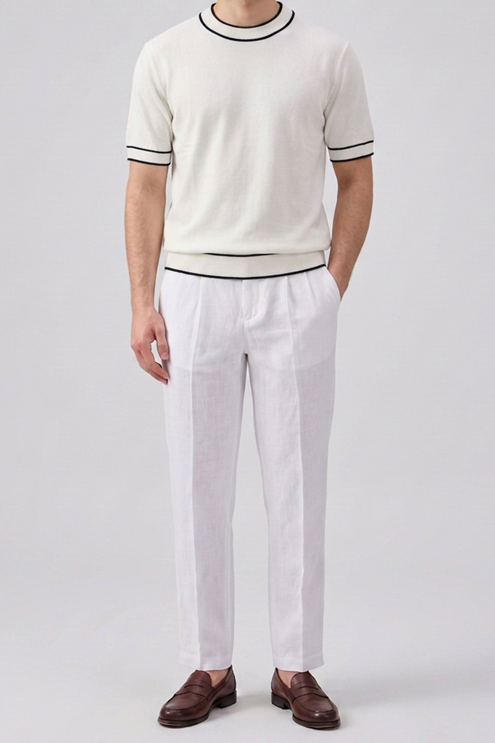 T-shirt da uomo Off-White in maglia, vestibilità regolare, girocollo con finiture a contrasto.