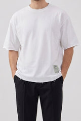 T-shirt da uomo bianca a vestibilità comoda con orlo sfrangiato, in misto cotone, girocollo.