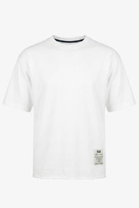 T-shirt da uomo bianca a vestibilità comoda con orlo sfrangiato, in misto cotone, girocollo.