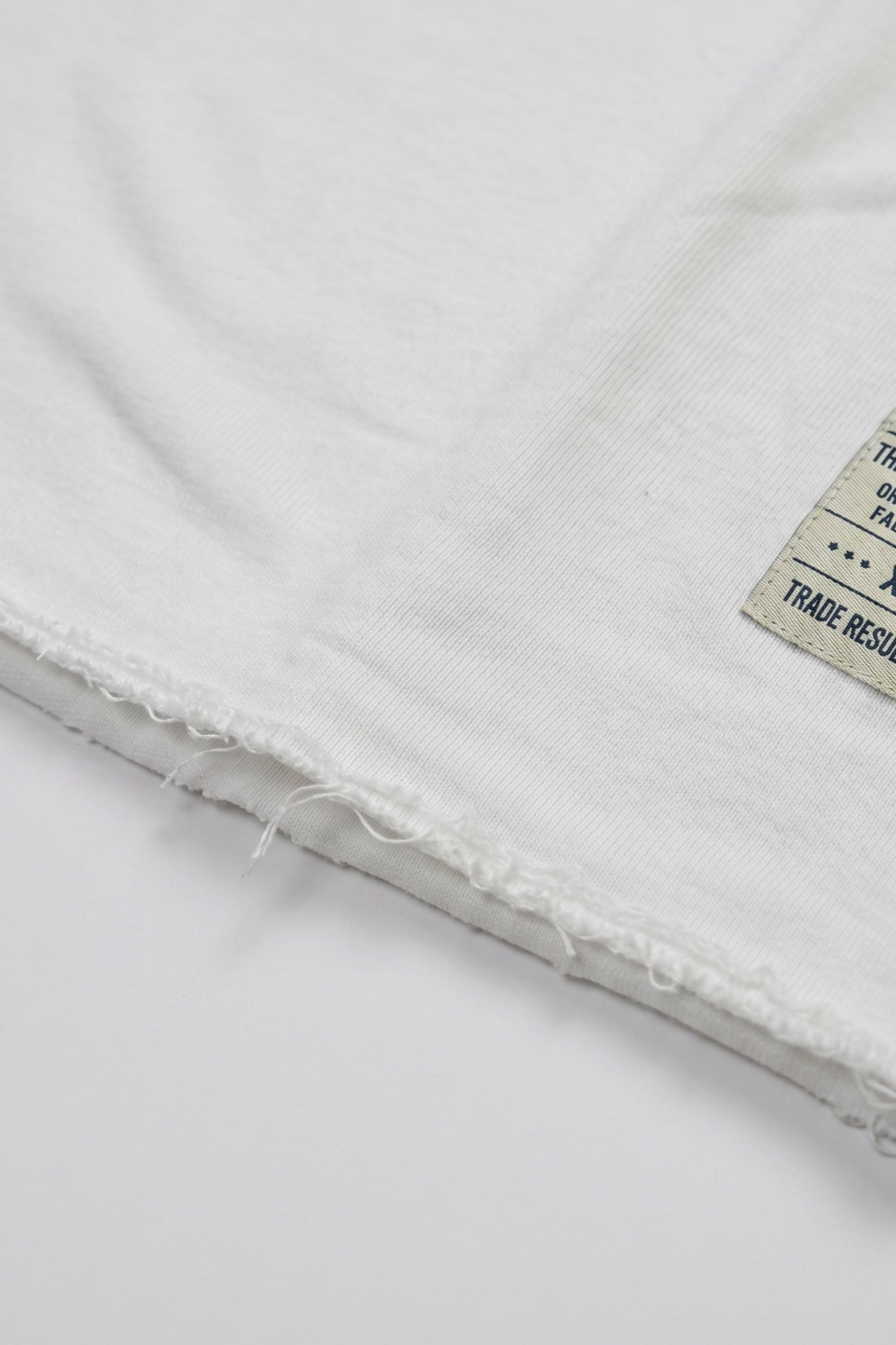 T-shirt da uomo bianca a vestibilità comoda con orlo sfrangiato, in misto cotone, girocollo.