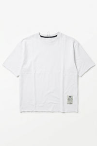 T-shirt da uomo bianca a vestibilità comoda con orlo sfrangiato, in misto cotone, girocollo.