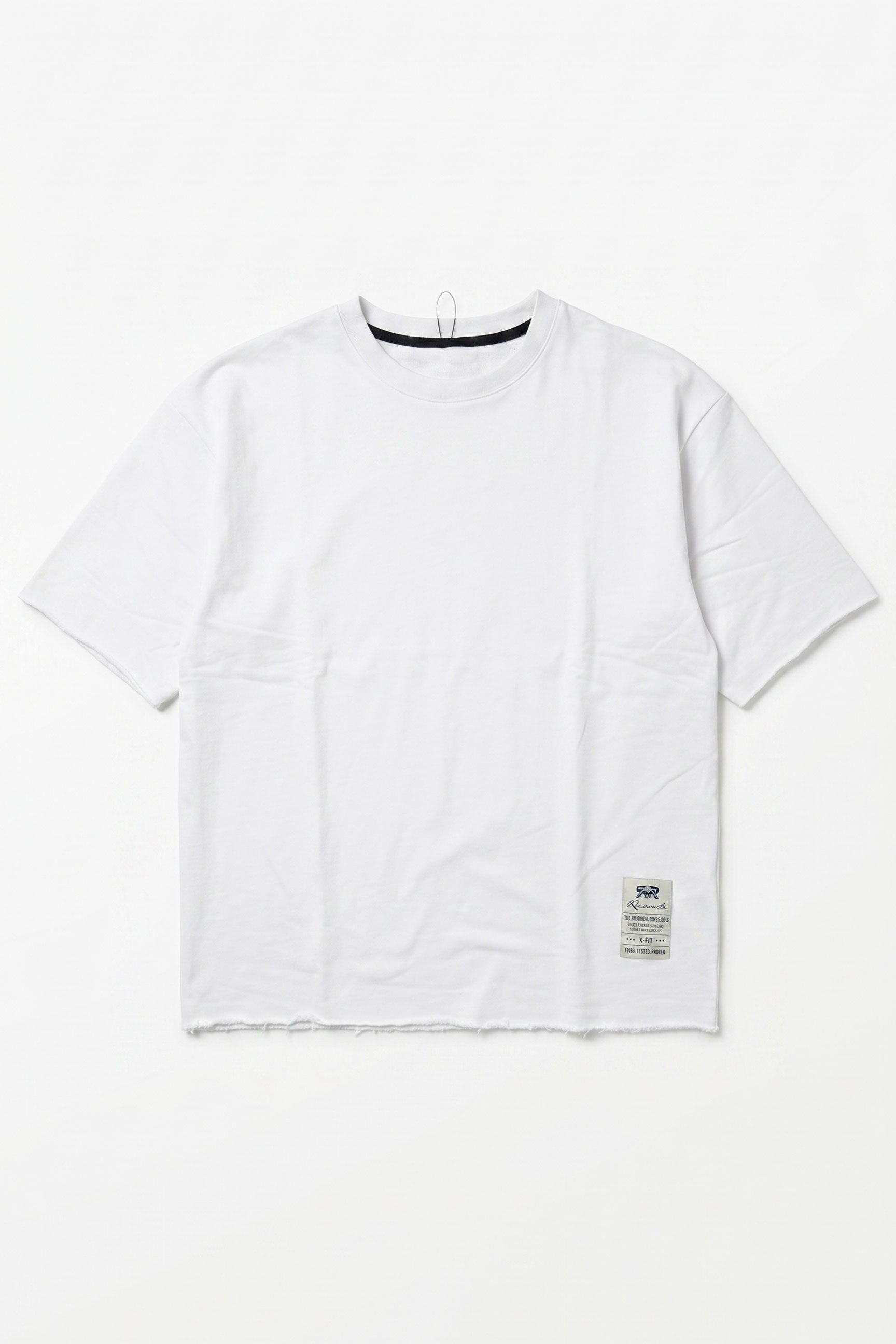 T-shirt da uomo bianca a vestibilità comoda con orlo sfrangiato, in misto cotone, girocollo.