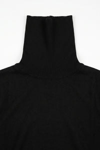 Maglione da uomo a collo alto nero, in morbido misto viscosa, a maniche lunghe.