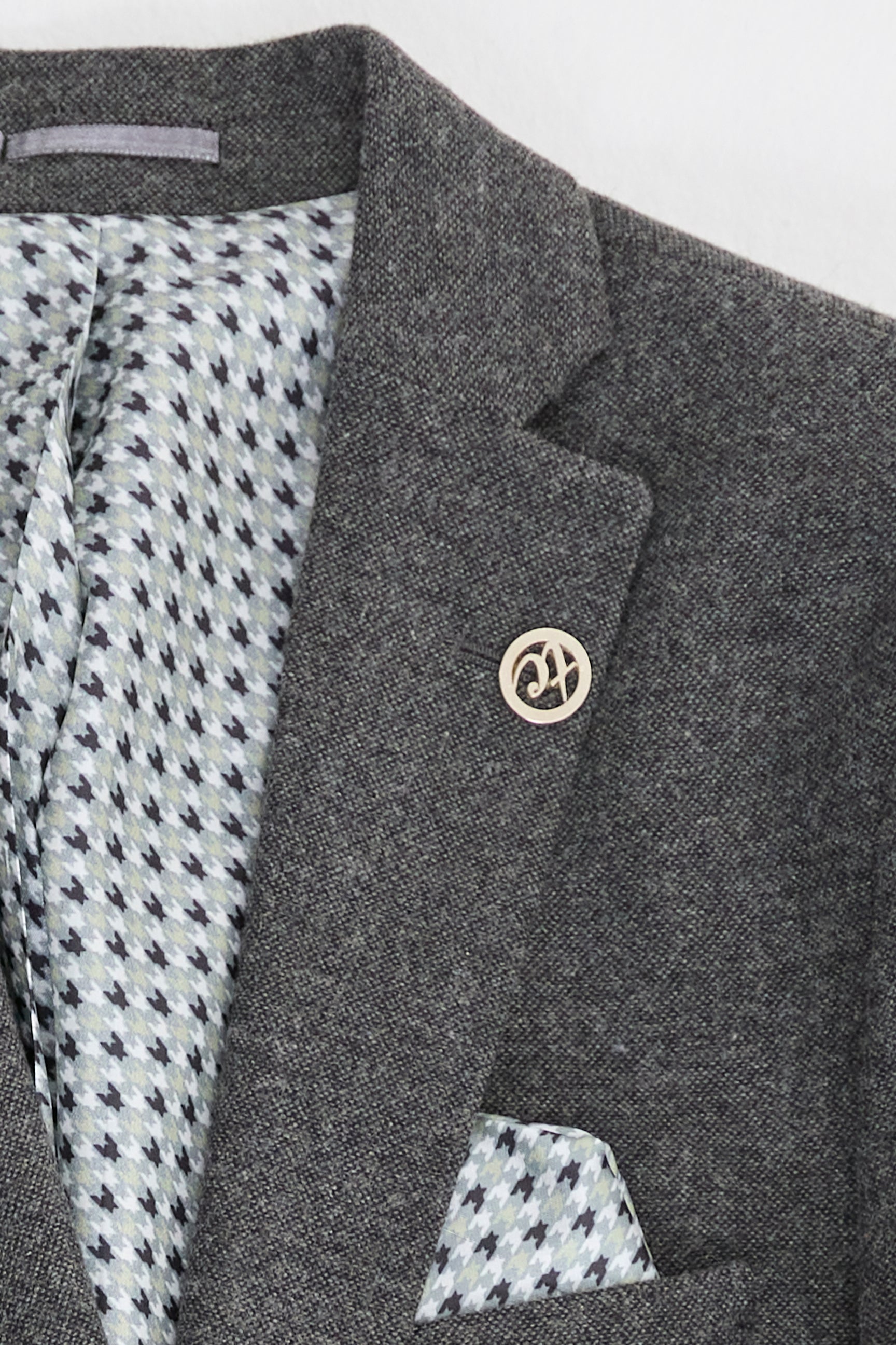 Abito da uomo in lana grigia