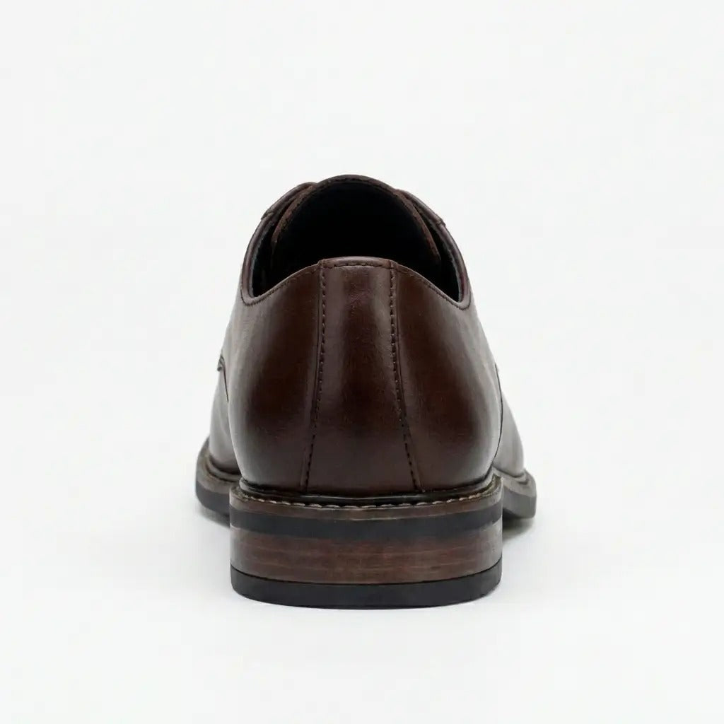 Scarpe stringate Derby da uomo in pelle marrone con punta liscia, modello Tanner.